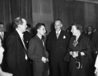 100236 Afbeelding van Koningin Juliana (rechts) in gesprek met burgmeester jhr. mr. C.J.A. de Ranitz, regisseur dr. ...