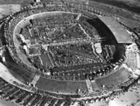 100252 Luchtfoto van het stadion Galgenwaard (Stadionplein) te Utrecht tijdens het bezoek van kardinaal-legaat J.E. ...