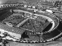 100253 Luchtfoto van het stadion Galgenwaard (Stadionplein) te Utrecht tijdens het bezoek van kardinaal-legaat J.E. ...