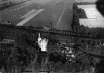 93773 Luchtfoto van het kasteel Nijenrode met bijgebouw en omringend park te Breukelen uit het zuidwesten.