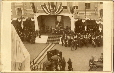97038 Afbeelding van de aankomst van koning Willem III en koningin Emma op de tribune op het Munsterkerkhof te Utrecht ...