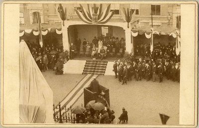 97039 Afbeelding van de toespraak door vermoedelijk ds. A.R. Ruitenschild, bij de onthulling van het standbeeld van Jan ...