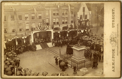 97041 Afbeelding van de toespraak van, vermoedelijk, ds. A.R. Ruitenschild, bij de onthulling van het standbeeld van ...