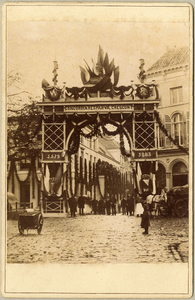 97042 Afbeelding van de erepoort opgericht op de Pausdam te Utrecht op de route van Koning Willem III en koningin Emma ...