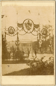 97044 Afbeelding van de erepoort opgericht bij de Willemsbrug over de Stadsbuitengracht te Utrecht op de route van ...