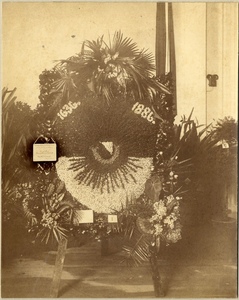 97054 Afbeelding van het, door mej. M. Horstink te Amsterdam vervaardigde, bloemstuk dat op de tentoonstelling van de ...