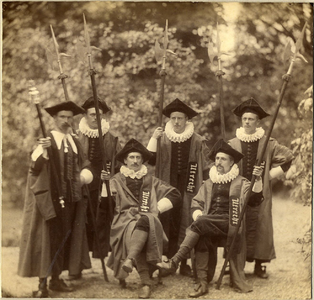 97059 Afbeelding van een groep anonymi bij het onderdeel Stichting van de Universiteit in de maskerade ter gelegenheid ...