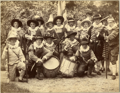 97060 Afbeelding van een groep anonymi bij het onderdeel Unie van Utrecht in de maskerade ter gelegenheid van het 50e ...