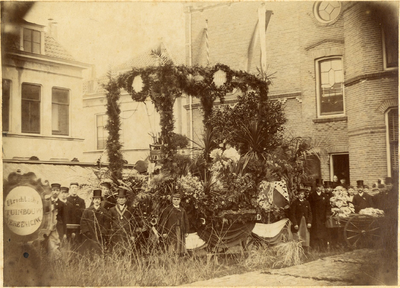97091 Afbeelding van de praalwagen van de Utrechtse Tuinbouwvereniging Flora die op een terrein klaar staat voor ...