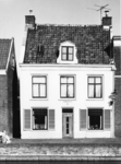 93800 Gezicht op de voorgevel van het herenhuis Voorhoven (Herengracht 9) te Maarssen.