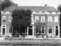 93807 Gezicht op de voorgevels van de herenhuizen Klein Vechtleven (Herengracht 23), De Boomgaard (Herengracht 22) en ...