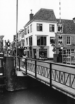 93819 Gezicht op de ophaalbrug over de Vecht te Maarssen; met op de achtergrond de Kaatsbaan/hoek Langegracht met bebouwing.
