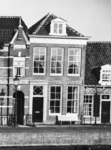93855 Gezicht op de voorgevel van het huis Langegracht 34 te Maarssen.