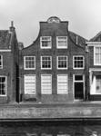 93857 Gezicht op de voorgevel van het herenhuis Langegracht 37 te Maarssen.