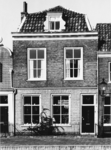 93859 Gezicht op de voorgevel van het herenhuis Langegracht 40 te Maarssen.