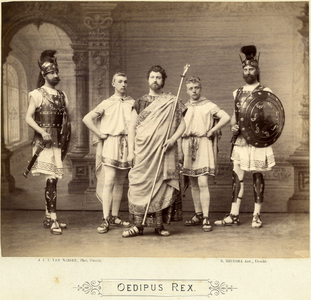 97108 Afbeelding van een groep spelers, met in het midden koning Oedipus, gespeeld door J.J.Jansen, in het door ...