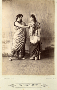 97109 Afbeelding van een scène in het door studenten van het Utrechtsche Studenten Corps opgevoerde toneelstuk Oedipus ...