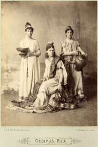 97113 Afbeelding van Iocaste, gespeeld door J.S. Royaards, met twee dienaren in het door studenten van het Utrechtsche ...