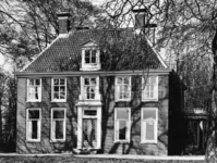 93939 Gezicht op de voorgevel van het landhuis Gansenhoef (Zandpad 29) te Maarssen.