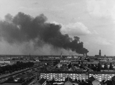 100669 Gezicht op de rookkolom tijdens een grote brand bij de bandenopslagplaats van A. Hilgers in de Johannapolder te ...