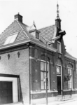 94018 Gezicht op de linker- en voorgevel van het gemeentehuis van Zuilen (Dorpsstraat 3) te Oud-Zuilen (gemeente Maarssen).