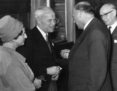 100810 Afbeelding van het afscheid van mr. Ph. Loggers als griffier van de Provinciale Staten in de Statenzaal van het ...