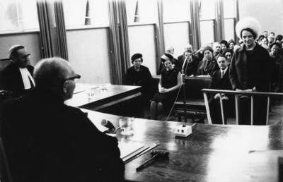 100887 Afbeelding van de beëdiging van Prinses Irene als tolk Spaans in de Arrondissementsrechtbank (Hamburgerstraat ...