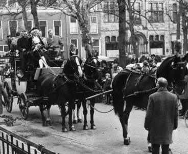 100925 Afbeelding van de Palmpaasrit op palmzondag met koetsen van Stalhouderij Schoonhoven-Buytendijk van het ...