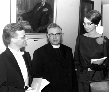 100944 Afbeelding van J.H.A. Engelbregt (midden, Pater Lauctantius) tijdens zijn promotie aan de Rijksuniversiteit te ...