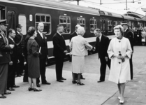 100988 Afbeelding van de ontvangst van Koningin Juliana door de directie van de Nederlandse Spoorwegen op het perron ...