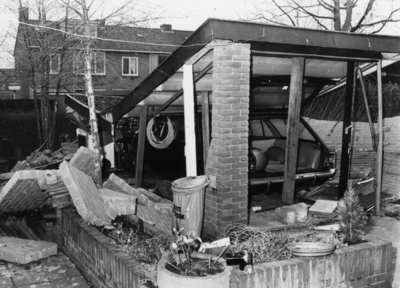94163 Afbeelding van de na een ontploffing half ingestorte garage (Prinses Marijkelaan 53) te Maartensdijk.N.B. De ...