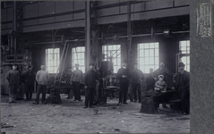 128250 Interieur van de gasapparatenfabriek Julius Pintsch A.G. (Croeselaan 24) te Utrecht met enkele werknemersN.B. ...