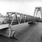 166605 Gezicht op de spoorbrug over de Oude Maas te Dordrecht, met twee gekoppelde electrische treinstellen mat. 1957 ...