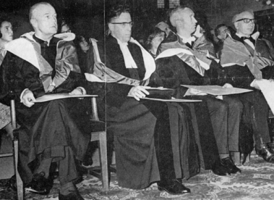 101090 Afbeelding van de ere-promovendi in de Domkerk (Domplein) te Utrecht, tijdens de viering van het 66e lustrum van ...