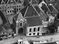 94215 Luchtfoto van de IJsselpoort en het oude stadhuis (Hoogstraat 36) met directe omgeving te Montfoort, uit het noorden.