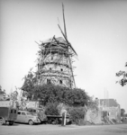 94221 Gezicht op de molen De Valk (Molenstraat 25) te Montfoort in de steigers tijdens de restauratie, uit het zuidwesten.