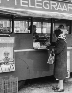 101222 Afbeelding van het rijdende postkantoor voor de verkoop van kinderpostzegels op het Vredenburg te Utrecht.