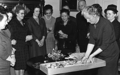 101255 Afbeelding van de uitreiking van een herinneringstegeltje met corsage aan de deelnemers van de actie Een op Vijf ...