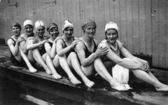 129085 Groepsportret met enkele meisjes, vermoedelijk in de N.V. Utrechtsche Open Zwem- en Badinrichting aan de Kromme ...