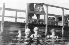 129087 Afbeelding van enkele meisjes, vermoedelijk in een bad van de N.V. Utrechtsche Open Zwem- en Badinrichting aan ...