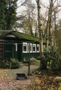 129110 Gezicht op het voormalige rijtuig mC 9901 van de N.S. (ex-Z.H.E.S.M. BC1) dat bij wijze van noodwoning kort na ...