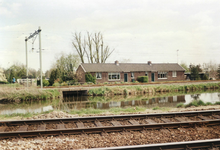 129116 Gezicht op de aan de Oosterspoorweg gelegen dubbele dienstwoning van de N.S. aan de Voordorpsedijk te Utrecht, ...