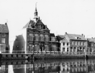 94301 Gezicht over het Merwedekanaal op de voorgevels van de panden Herenstraat 9 (voormalig gemeentehuis van ...