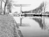 94308 Gezicht op het Merwedekanaal en de Rijnhuizerbrug te Nieuwegein uit het zuidwesten.