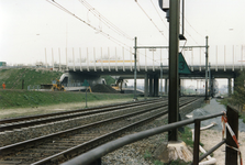 129118 Gezicht op de spoorlijn Utrecht-Amersfoort, ter hoogte van de Voordorpsedijk te Utrecht, uit het zuidwesten, met ...