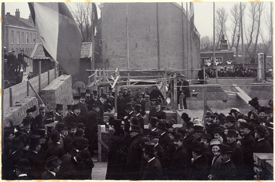 220021 Afbeelding van het leggen van de eerste (witte hoek-) steen van de Nieuwe Kerk (Bollenhofsestraat 138) te ...