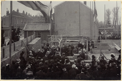 220023 Afbeelding van het leggen van de eerste (witte hoek-) steen van de Nieuwe Kerk (Bollenhofsestraat 138) te ...