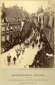 220049 Afbeelding van enkele deelnemers aan de maskeradeoptocht, ter gelegenheid van het 51e lustrum van de ...