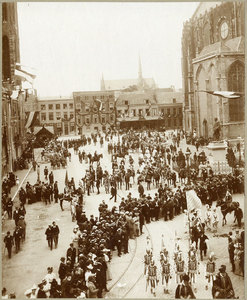 97167 Afbeelding van het verzamelen en opstellen van de verschillende groepen op het Munsterkerkhof te Utrecht bij de ...