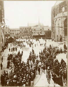 97168 Afbeelding van het verzamelen en opstellen van de verschillende groepen op het Munsterkerkhof te Utrecht bij de ...